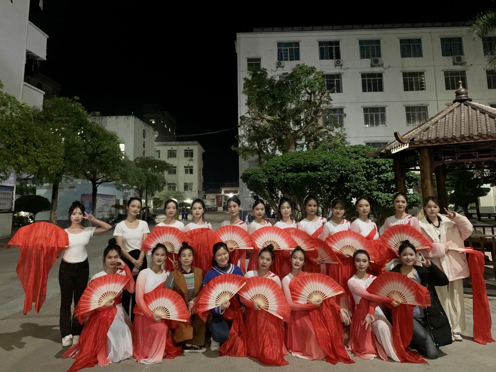 米兰（中国）到木乐一中绘画展示、参与晚会表演